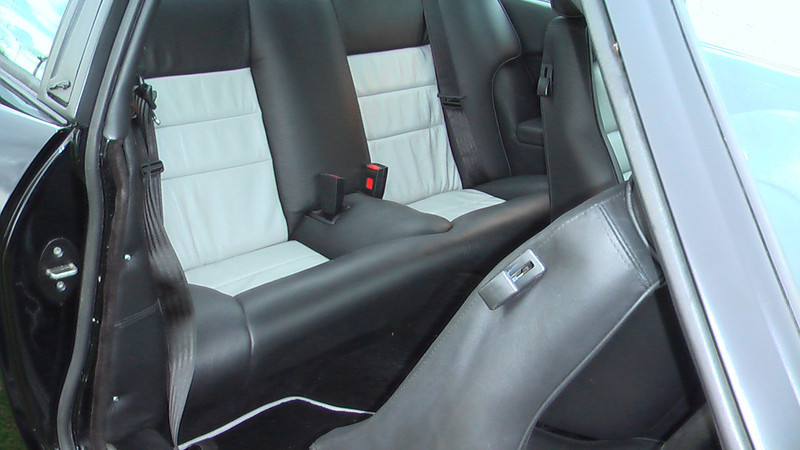 Note rouched leather in seat backs